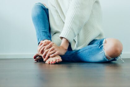 Co je lepší – exekuce, nebo insolvence? Zjistěte si o tom víc, abyste nelitovali jako žena na obrázku