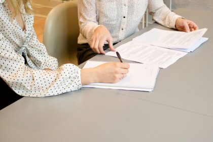 insolvenční specialistka ukazuje ceník insolvence a právního zastoupení v oddlužení
